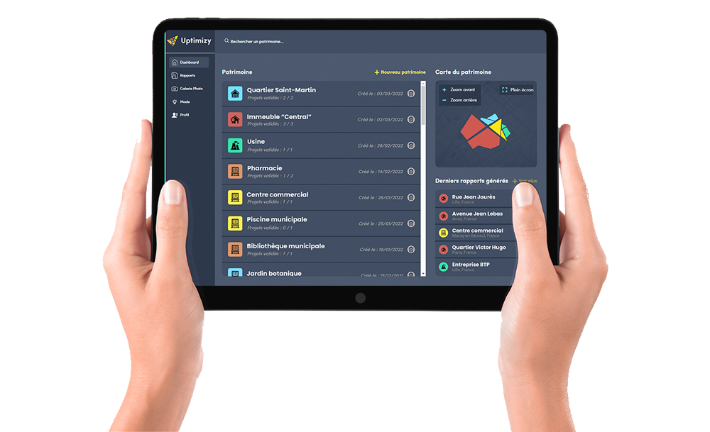 Deux mains tiennent une tablette sur laquelle est allumé le logiciel Uptimizy. Sur l'écran de la tablette, on peut voir l'interface du logiciel avec les projets ou diagnostics en cours, une carte qui affiche le patrimoine déjà diagnostiqué et une liste des derniers rapports générés.